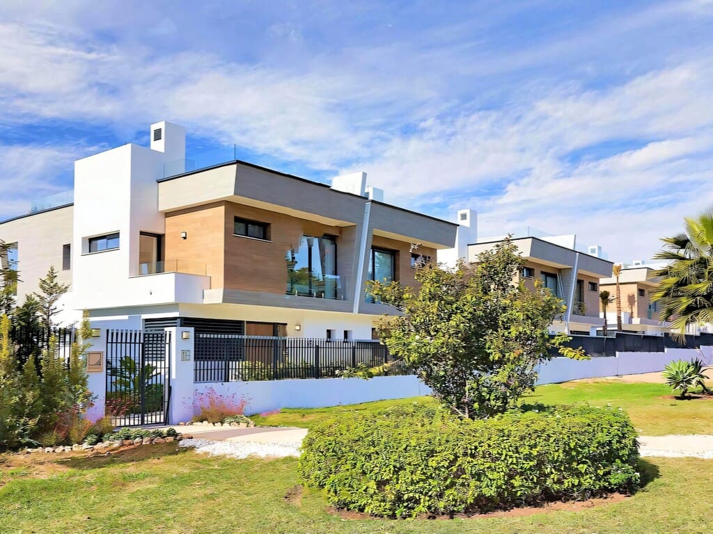 5 bedroom Villa for sale in Puerto Banus with pool garage - € 2,585,000 (Ref: 9772780)