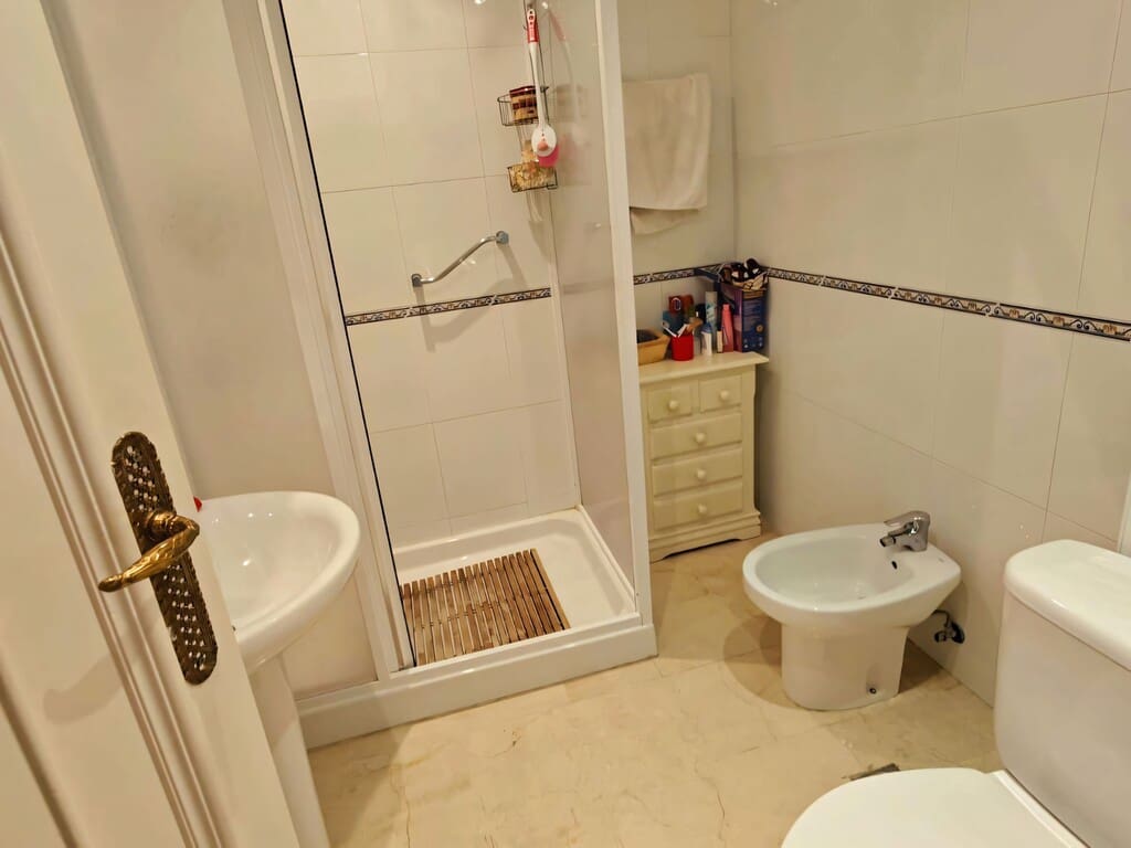 2 sypialnia Apartament na sprzedaż w Marbella z basenem garażem - 690 000 € (Ref: 9777734)