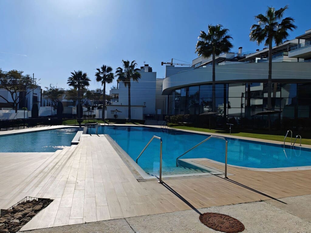 4 sovrum Lägenhet till salu i Estepona med pool garage - 885 000 € (Ref: 9777735)