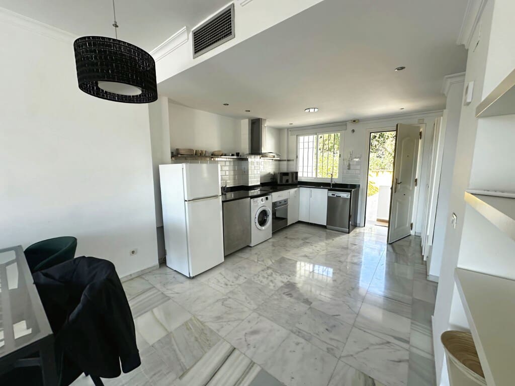 2 soveværelse Lejlighed til salg i Nueva Andalucia med swimmingpool garage - € 460.000 (Ref: 9777737)