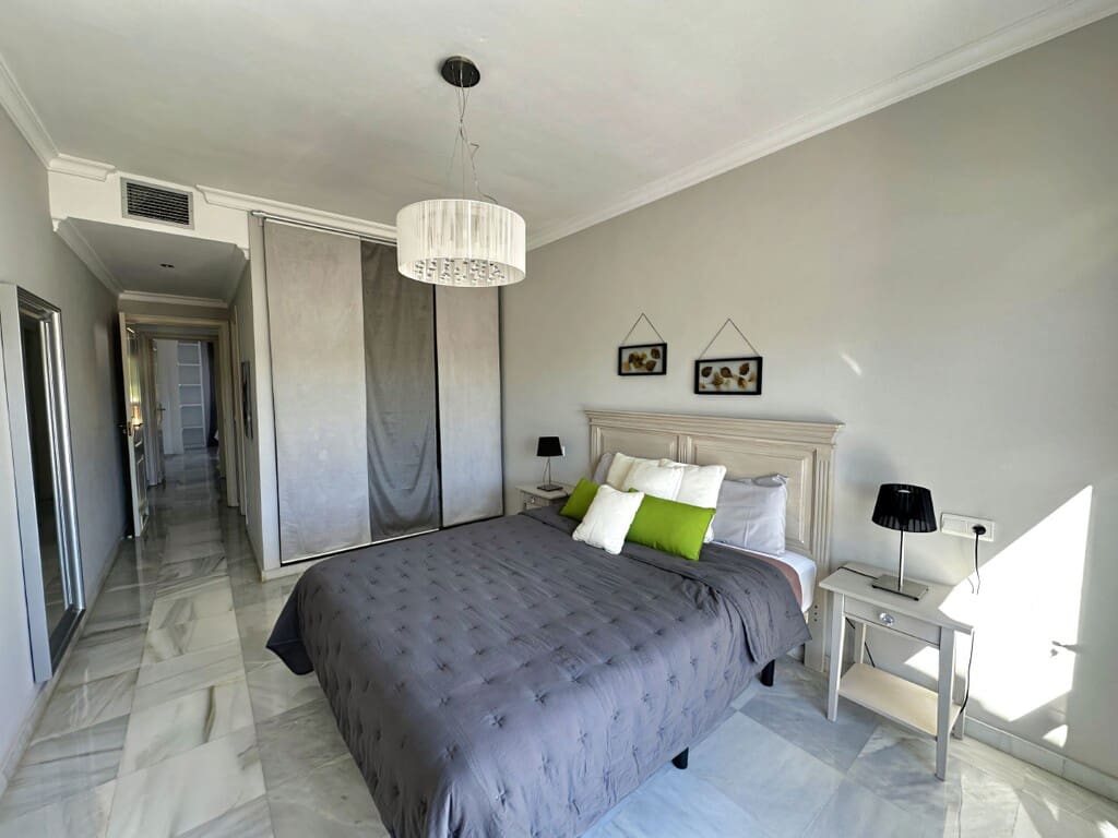 2 soveværelse Lejlighed til salg i Nueva Andalucia med swimmingpool garage - € 460.000 (Ref: 9777737)