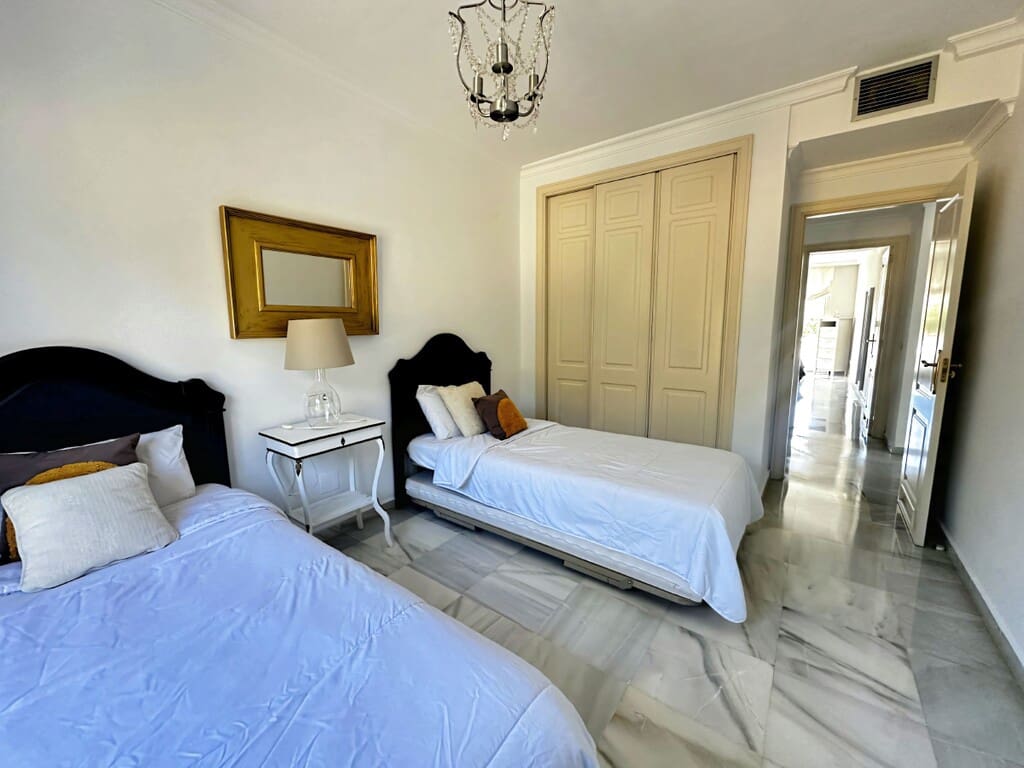 2 soveværelse Lejlighed til salg i Nueva Andalucia med swimmingpool garage - € 460.000 (Ref: 9777737)