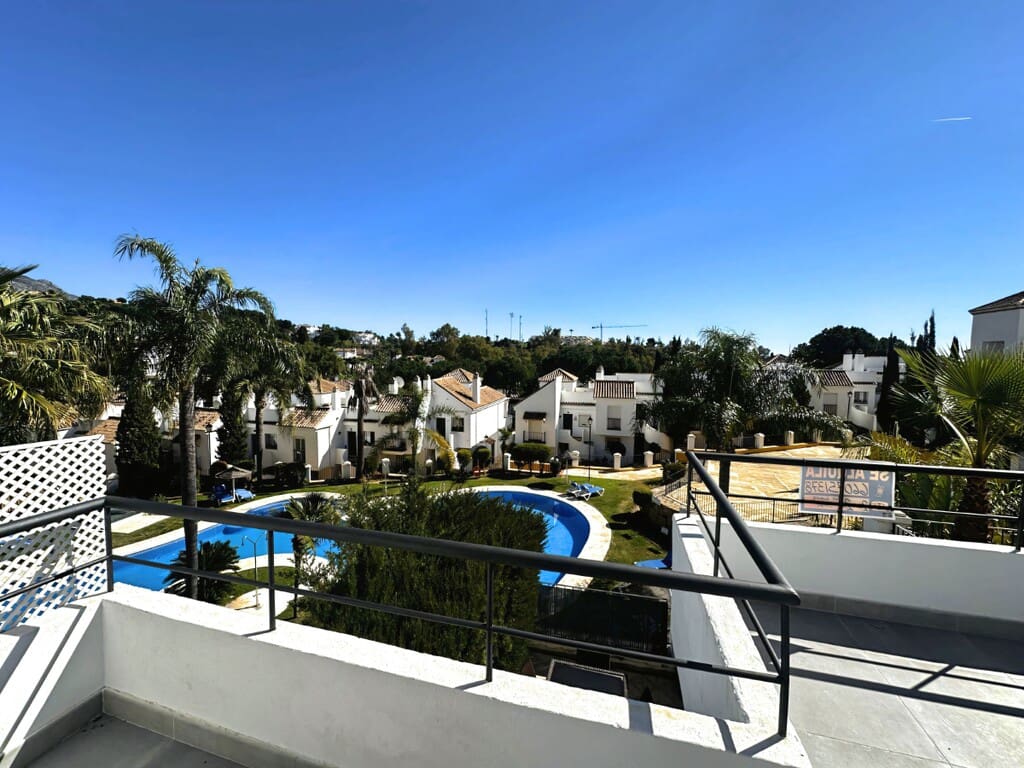 2 soveværelse Lejlighed til salg i Nueva Andalucia med swimmingpool garage - € 460.000 (Ref: 9777737)