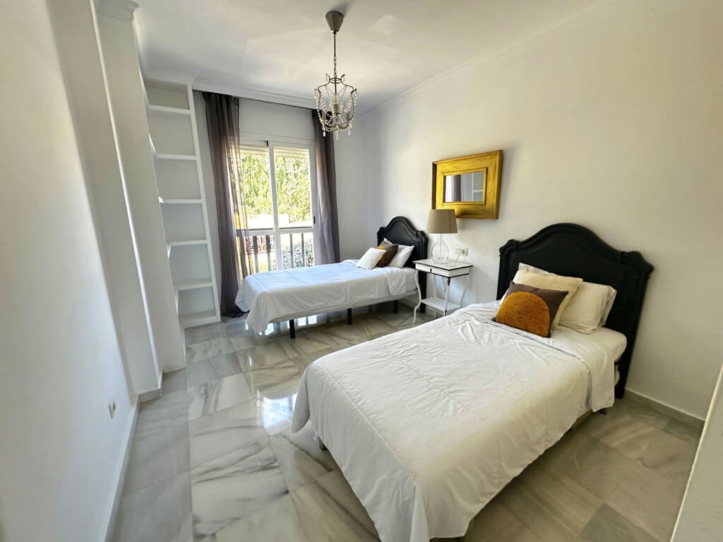 2 soveværelse Lejlighed til salg i Nueva Andalucia med swimmingpool garage - € 460.000 (Ref: 9777737)