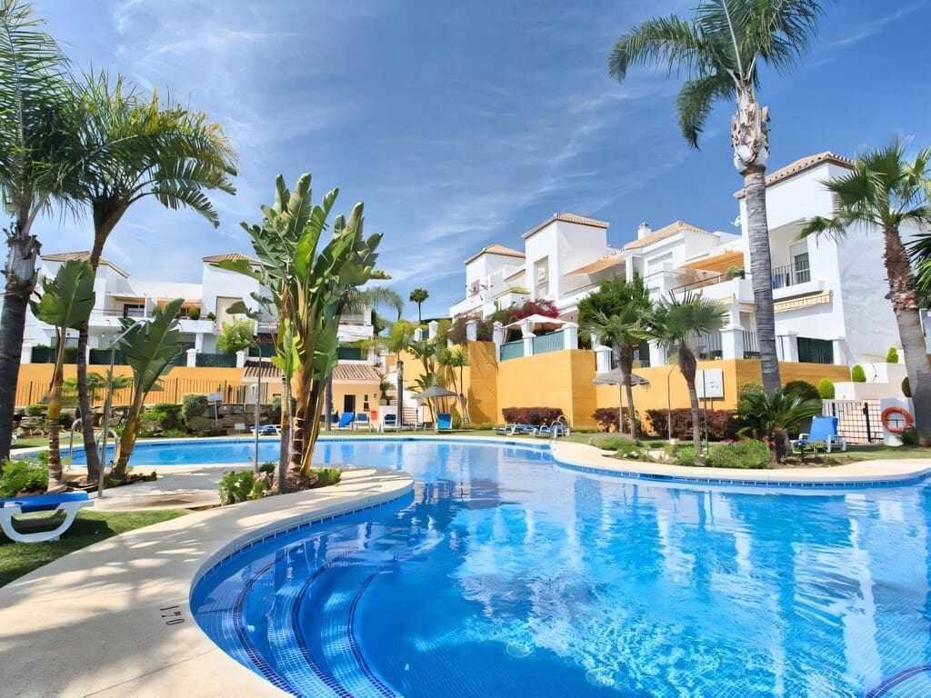 2 soveværelse Lejlighed til salg i Nueva Andalucia med swimmingpool garage - € 460.000 (Ref: 9777737)