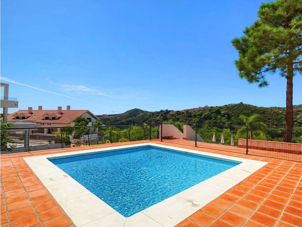 2 soverom Leilighet til salgs i New Golden Mile med svømmebasseng garasje - € 424 000 (Ref: 9780235)