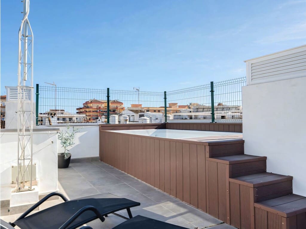 2 bedroom Penthouse for sale in Fuengirola with pool - € 385,000 (Ref: 9784089)