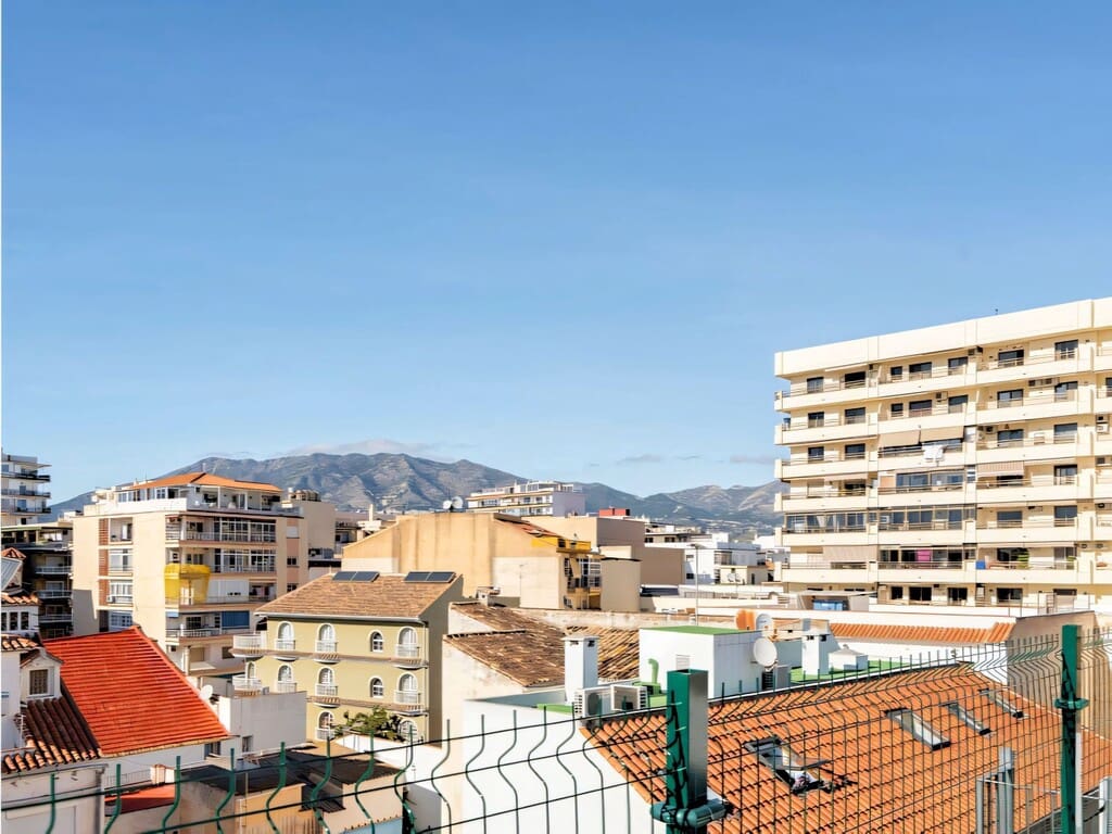 2 bedroom Penthouse for sale in Fuengirola with pool - € 385,000 (Ref: 9784089)