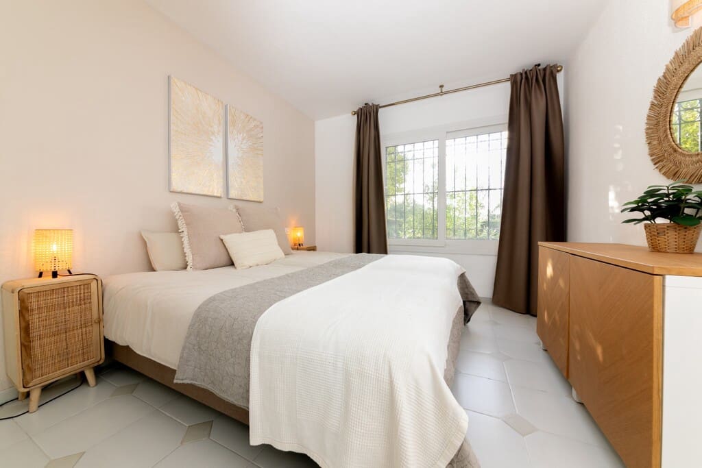 2 bedroom Apartment for rent in Mijas Costa with pool - € 6,000 (Ref: 9788189)