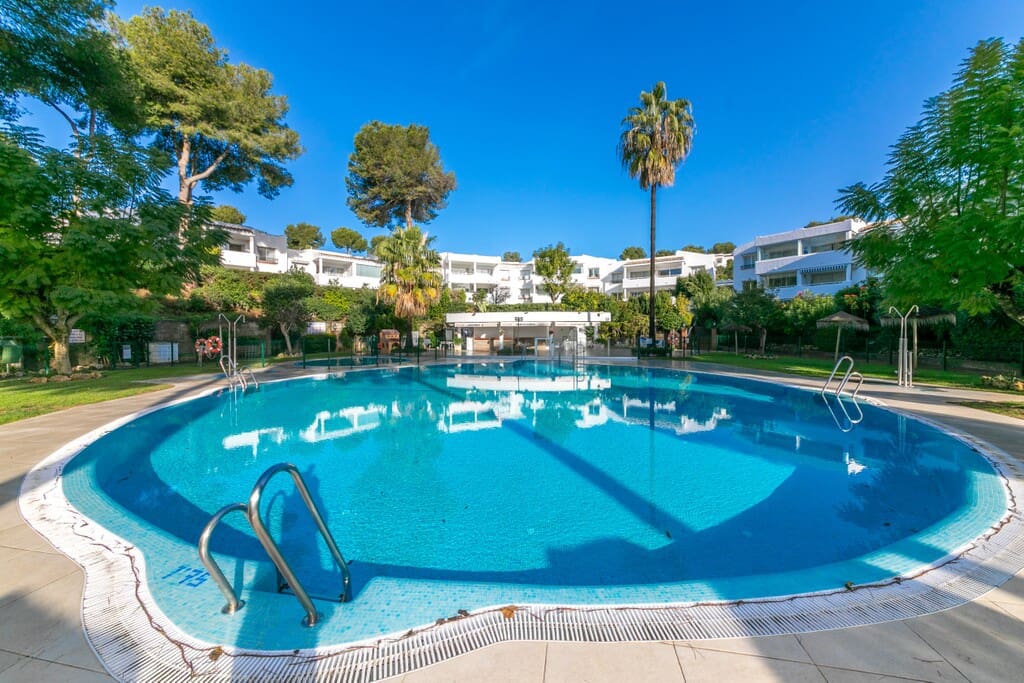 2 bedroom Apartment for rent in Mijas Costa with pool - € 6,000 (Ref: 9788189)