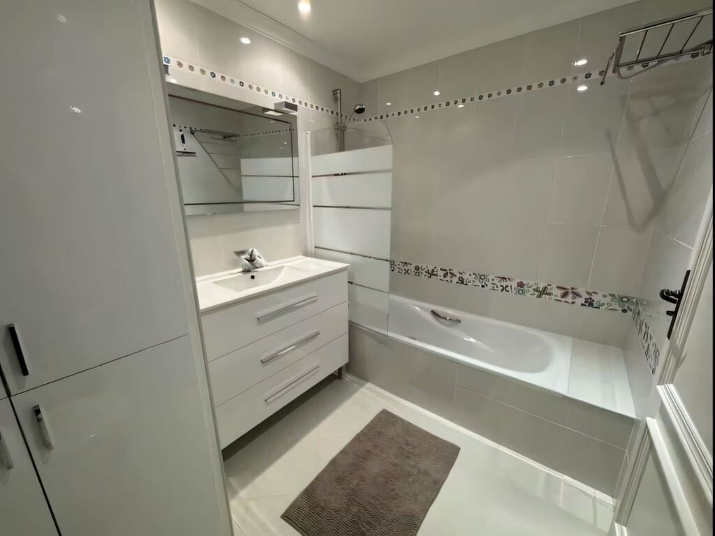 2 bedroom Apartment for rent in Mijas Costa with pool - € 6,000 (Ref: 9788189)