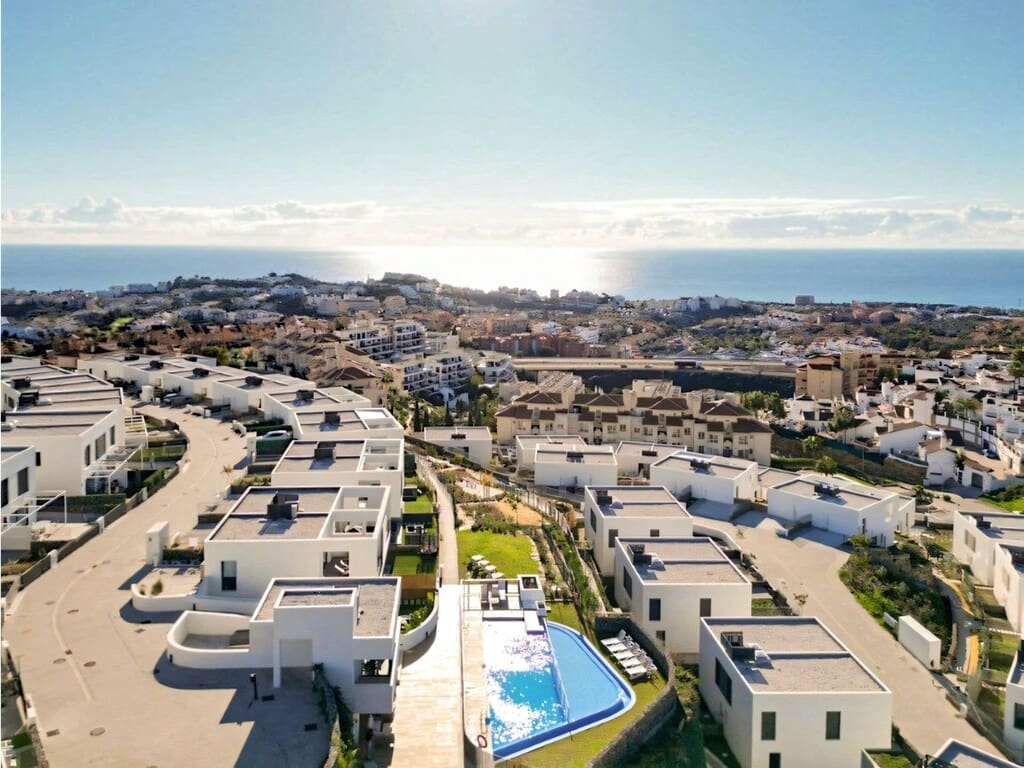 3 sovrum Semi-fristående Villa till salu i Riviera del Sol med pool garage - 649 000 € (Ref: 9788192)