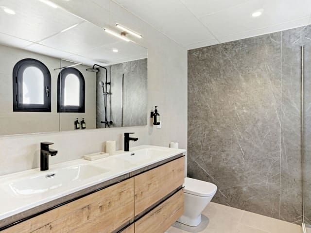 Maison de Ville à vendre à Atalaya-Isdabe, Estepona avec piscine garage - 549 000 € (Ref: 9794271)