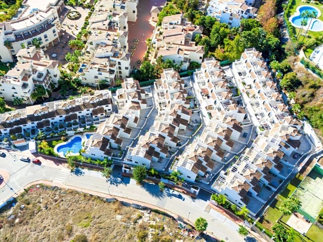 Maison de Ville à vendre à Atalaya-Isdabe, Estepona avec piscine garage - 549 000 € (Ref: 9794271)