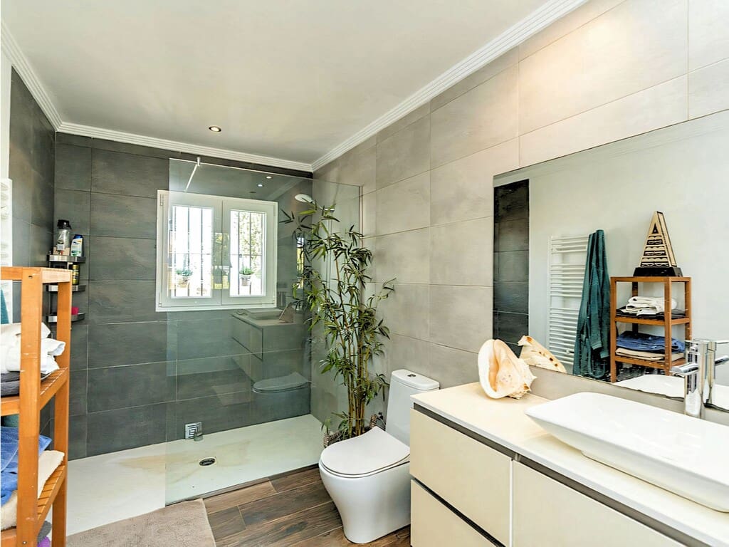 6 soveværelse Villa til salg i Marbella med swimmingpool garage - € 1.285.000 (Ref: 9796146)