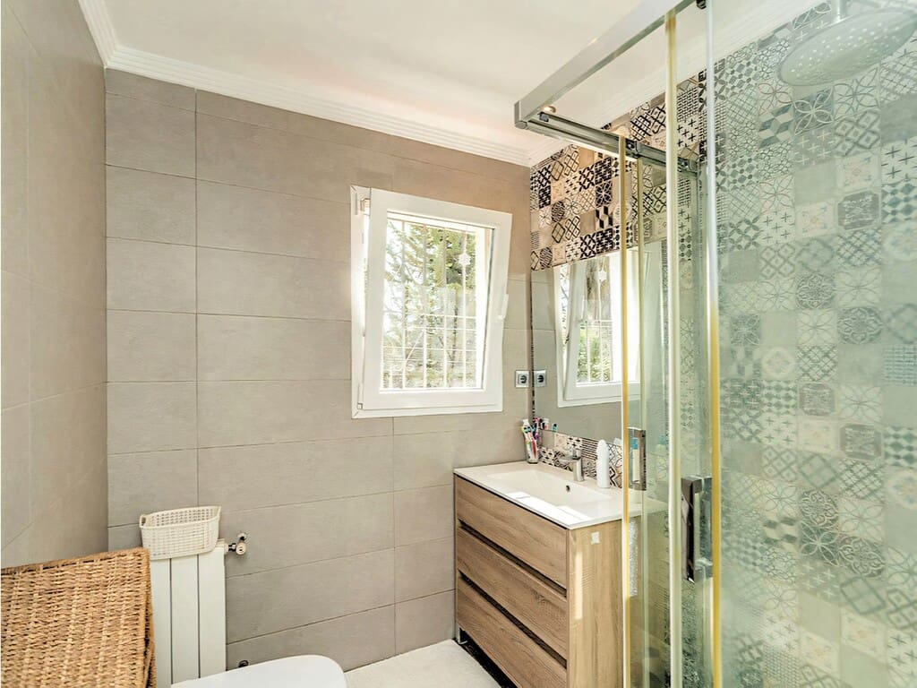 6 soveværelse Villa til salg i Marbella med swimmingpool garage - € 1.285.000 (Ref: 9796146)