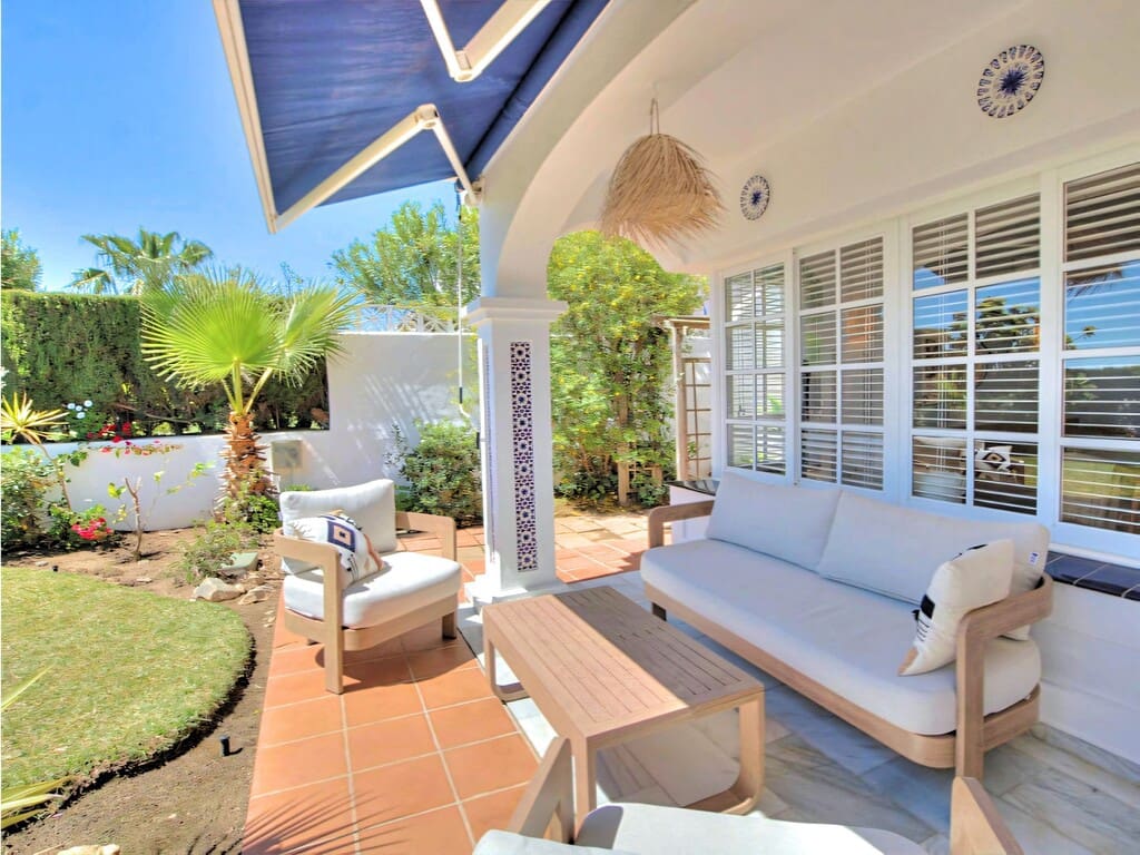 2 sovrum Semi-fristående Villa till salu i Mijas Costa med pool garage - 695 000 € (Ref: 9800535)