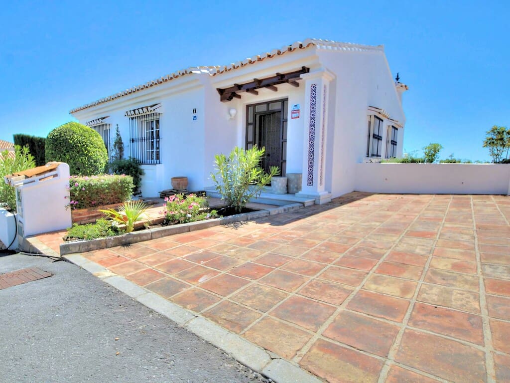2 sovrum Semi-fristående Villa till salu i Mijas Costa med pool garage - 695 000 € (Ref: 9800535)