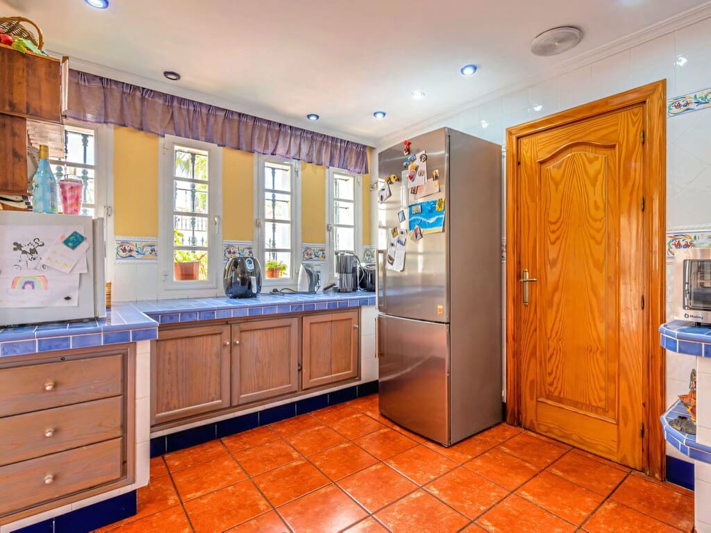 6 bedroom Villa for sale in Arroyo de la Miel with pool garage - € 1,750,000 (Ref: 9804069)