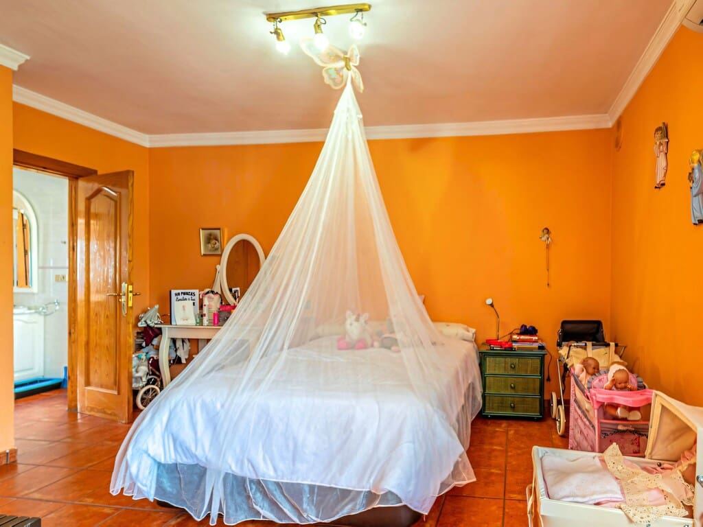 6 bedroom Villa for sale in Arroyo de la Miel with pool garage - € 1,750,000 (Ref: 9804069)