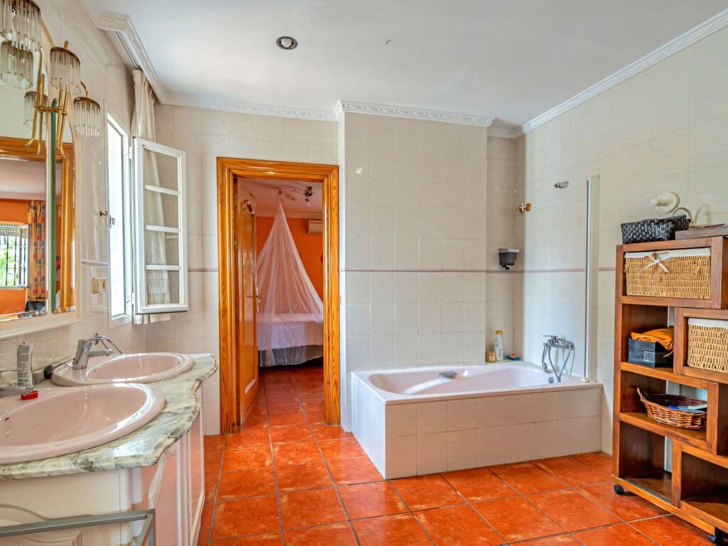 6 bedroom Villa for sale in Arroyo de la Miel with pool garage - € 1,750,000 (Ref: 9804069)