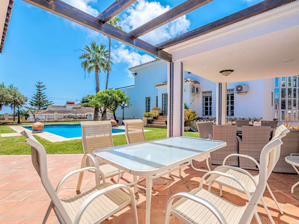 6 bedroom Villa for sale in Arroyo de la Miel with pool garage - € 1,750,000 (Ref: 9804069)