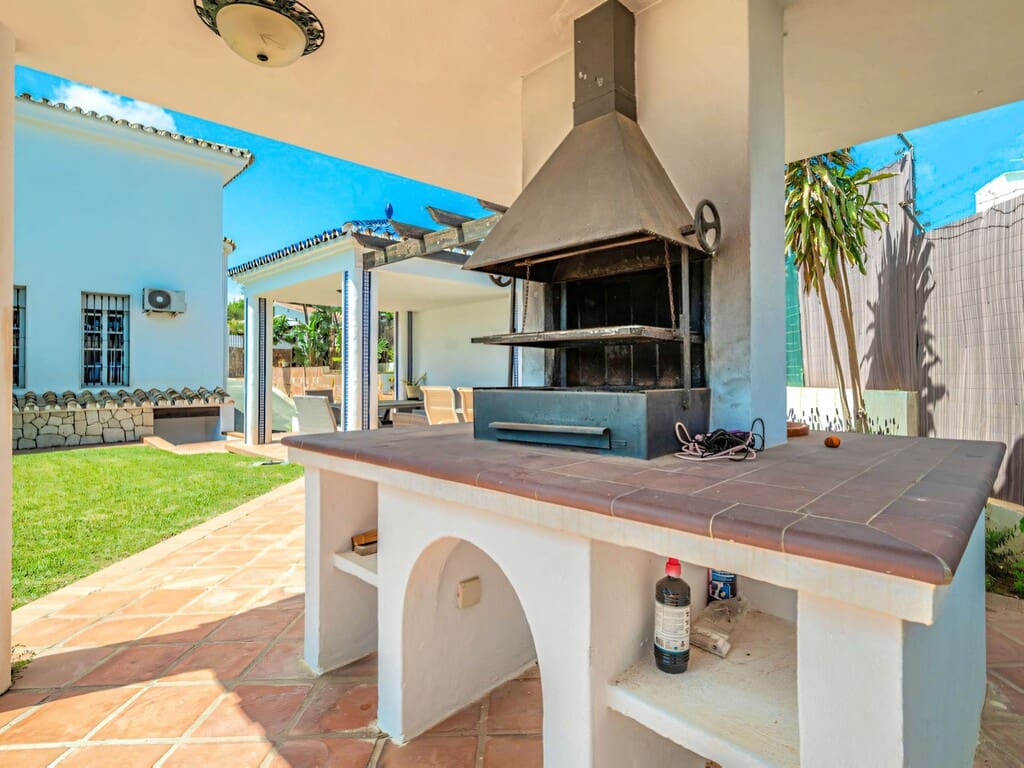 6 bedroom Villa for sale in Arroyo de la Miel with pool garage - € 1,750,000 (Ref: 9804069)