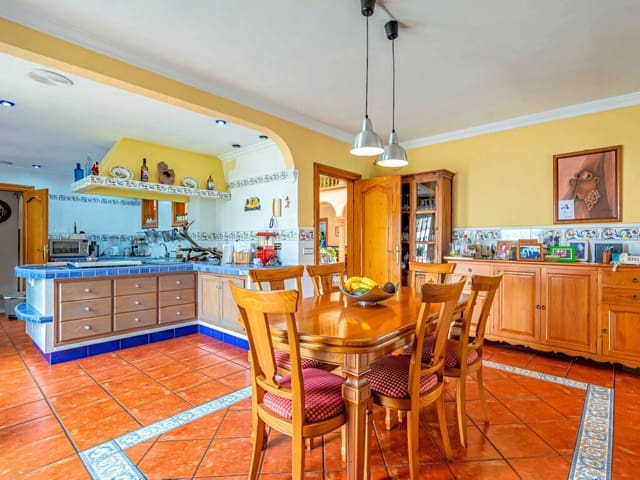 6 bedroom Villa for sale in Arroyo de la Miel, Benalmádena with pool garage - € 1,750,000 (Ref: 9804069)