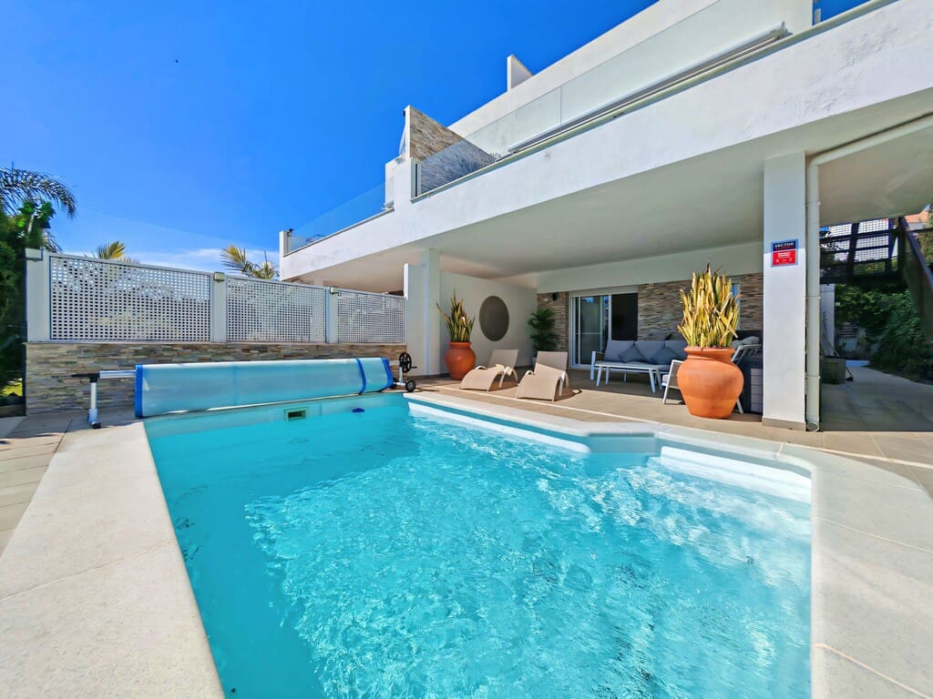 3 soveværelse Semi-Rækkehus til salg i Riviera del Sol med swimmingpool garage - € 900.000 (Ref: 9804070)