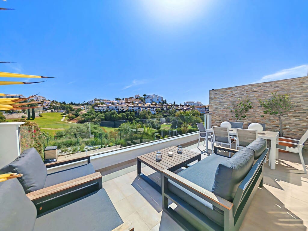 3 soveværelse Semi-Rækkehus til salg i Riviera del Sol med swimmingpool garage - € 900.000 (Ref: 9804070)