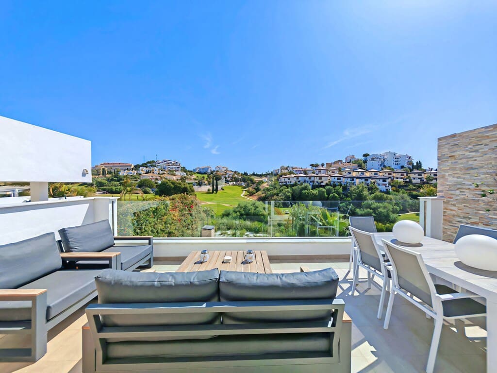 3 soveværelse Semi-Rækkehus til salg i Riviera del Sol med swimmingpool garage - € 900.000 (Ref: 9804070)