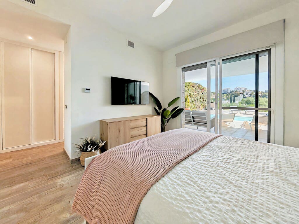 3 soveværelse Semi-Rækkehus til salg i Riviera del Sol med swimmingpool garage - € 900.000 (Ref: 9804070)