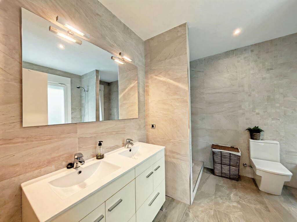 3 soveværelse Semi-Rækkehus til salg i Riviera del Sol med swimmingpool garage - € 900.000 (Ref: 9804070)