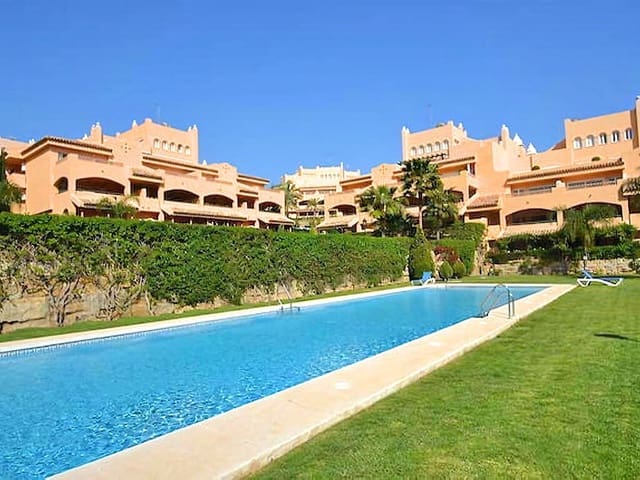 2 soverom Leilighet til salgs i Elviria, Marbella med svømmebasseng garasje - € 389 000 (Ref: 9804968)