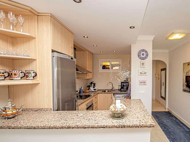 2 soverom Leilighet til salgs i Elviria, Marbella med svømmebasseng garasje - € 389 000 (Ref: 9804968)