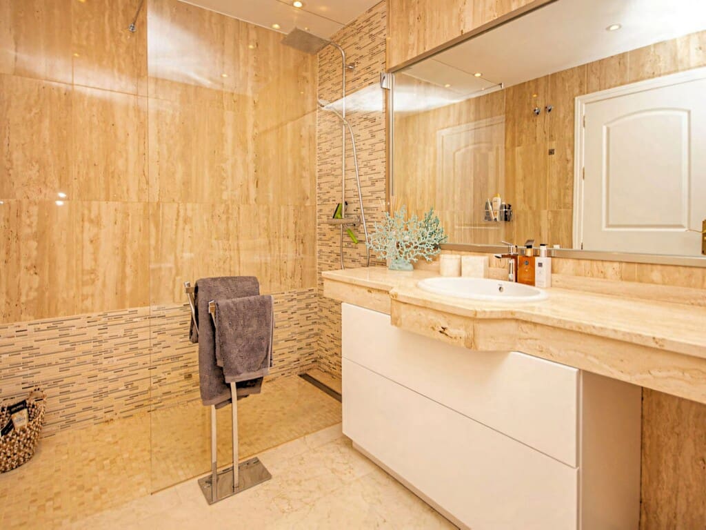 2 soverom Leilighet til salgs i Elviria med svømmebasseng garasje - € 389 000 (Ref: 9804968)