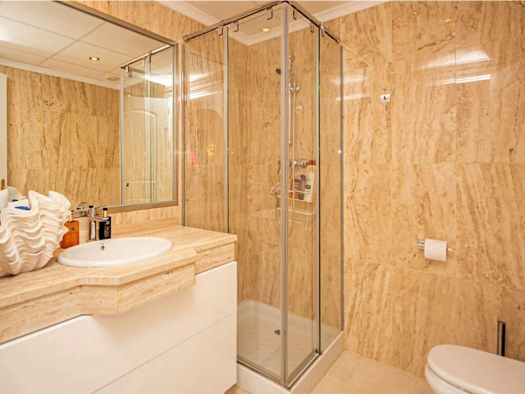 2 soverom Leilighet til salgs i Elviria med svømmebasseng garasje - € 389 000 (Ref: 9804968)