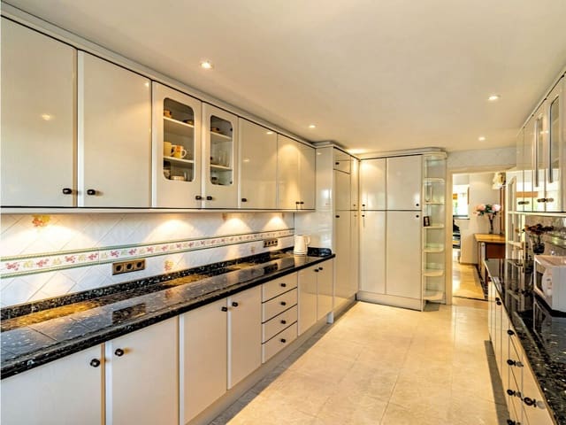 5 soveværelse Villa til salg i New Golden Mile, Estepona med swimmingpool garage - € 2.400.000 (Ref: 9806202)