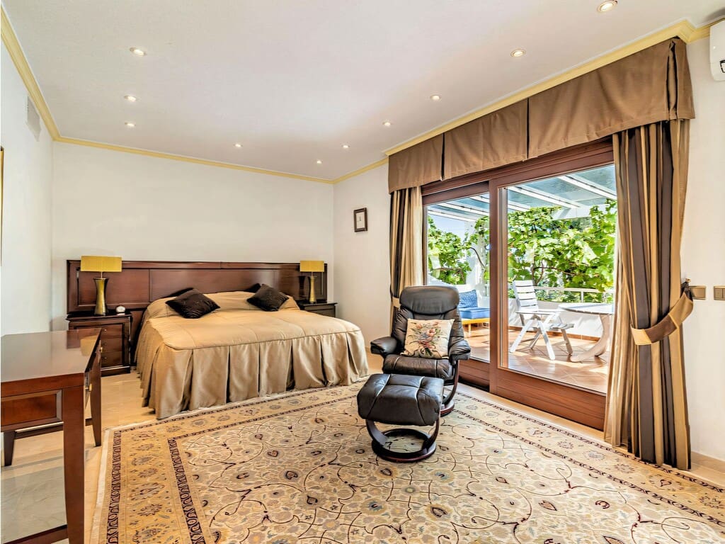 5 soveværelse Villa til salg i New Golden Mile med swimmingpool garage - € 2.400.000 (Ref: 9806202)