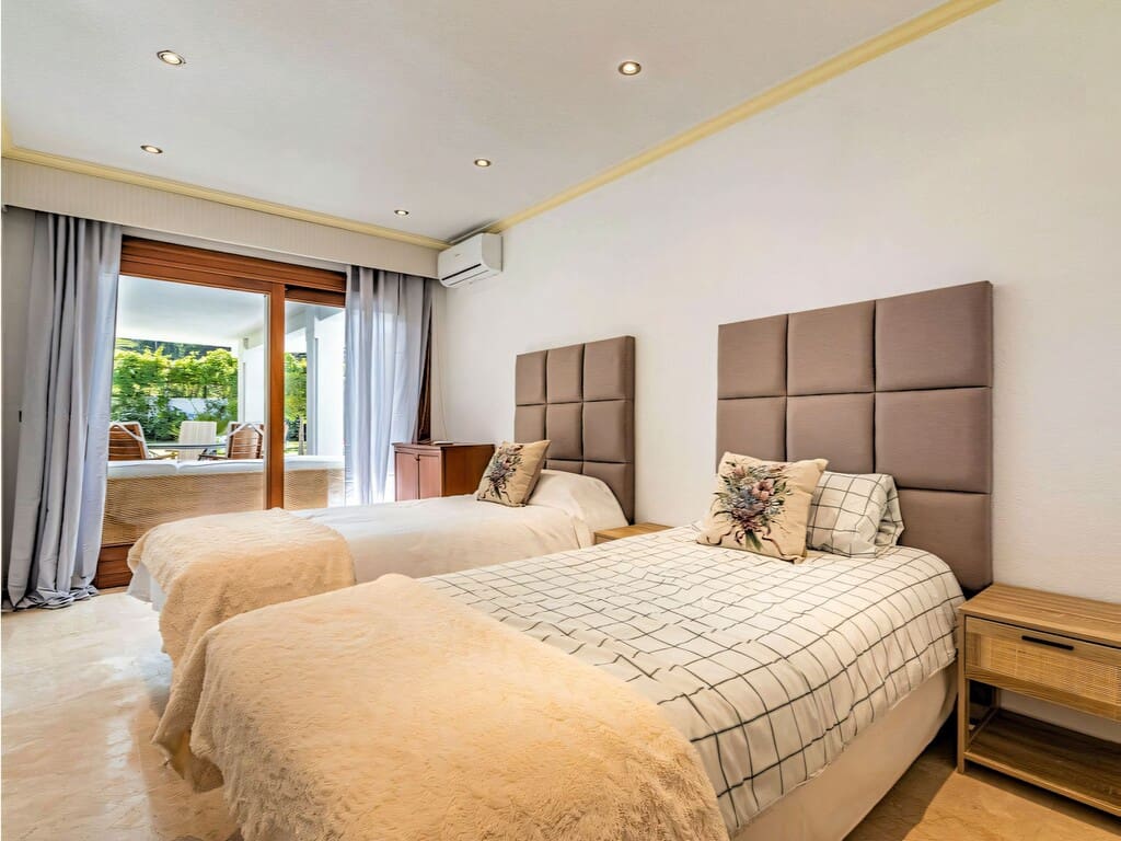 5 soveværelse Villa til salg i New Golden Mile med swimmingpool garage - € 2.400.000 (Ref: 9806202)