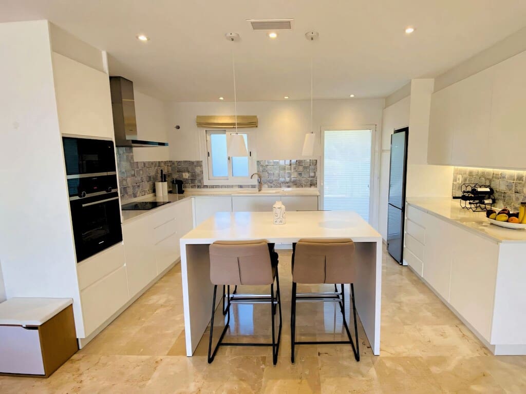 3 bedroom Apartment for sale in Benahavis with pool garage - € 619,000 (Ref: 9806203)