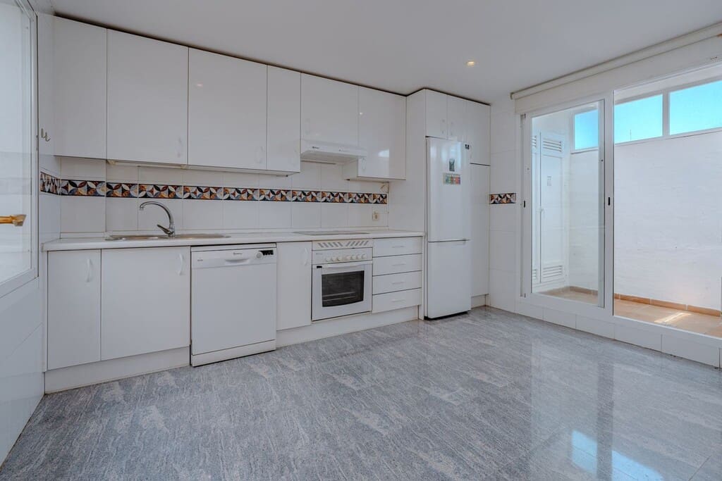 3 Zimmer Doppelhaus zu verkaufen in New Golden Mile mit Pool Garage - 550.000 € (Ref: 9806204)