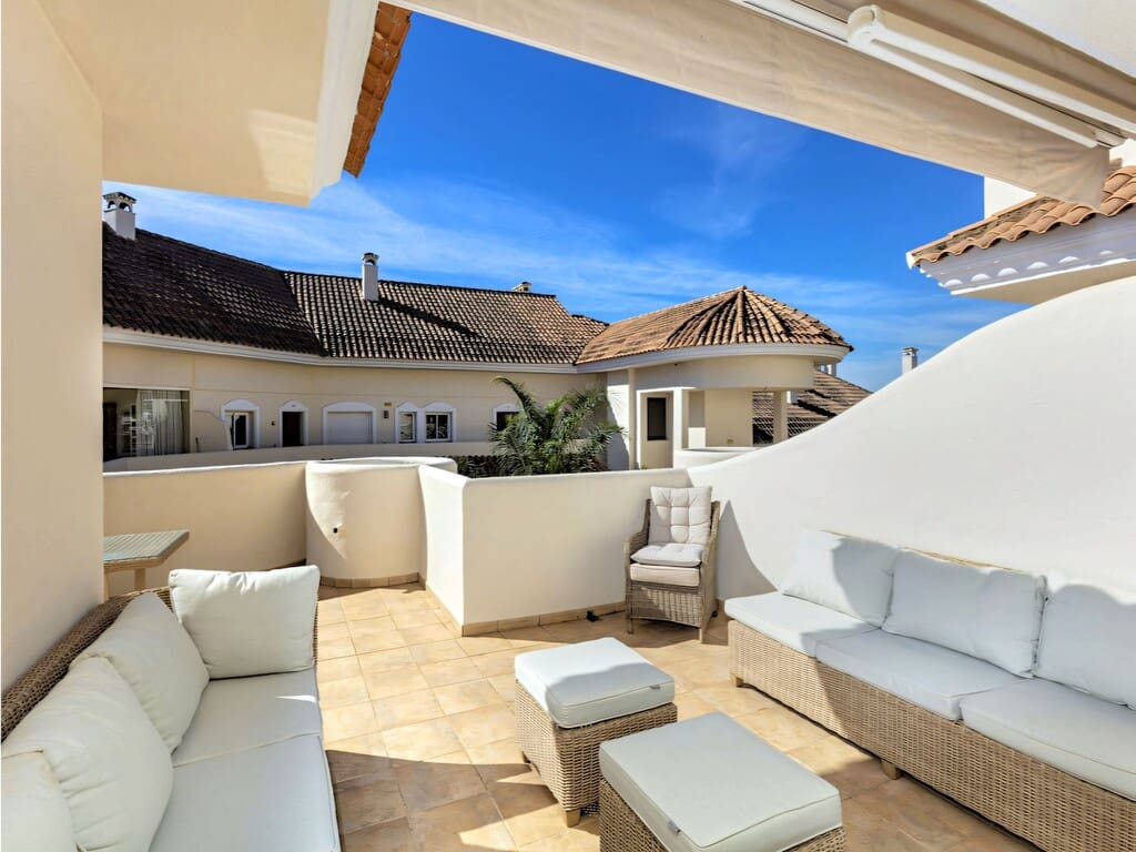 2 sovrum Lägenhet till salu i Nueva Andalucia med pool garage - 475 000 € (Ref: 9807770)