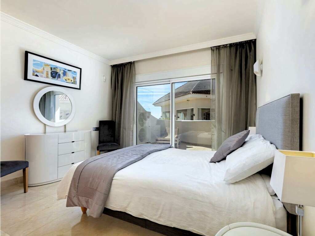 2 sovrum Lägenhet till salu i Nueva Andalucia med pool garage - 475 000 € (Ref: 9807770)