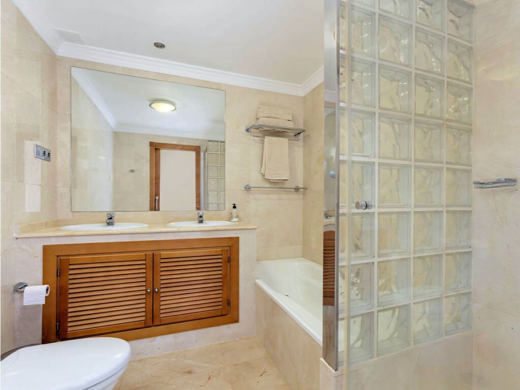 2 sovrum Lägenhet till salu i Nueva Andalucia med pool garage - 475 000 € (Ref: 9807770)