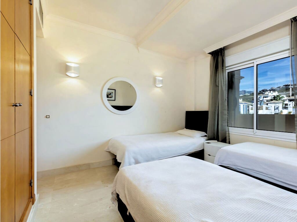 2 sovrum Lägenhet till salu i Nueva Andalucia med pool garage - 475 000 € (Ref: 9807770)