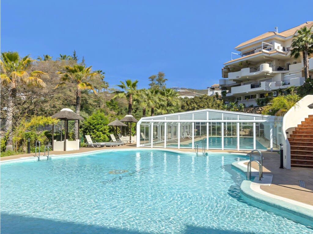 2 sovrum Lägenhet till salu i Nueva Andalucia med pool garage - 475 000 € (Ref: 9807770)