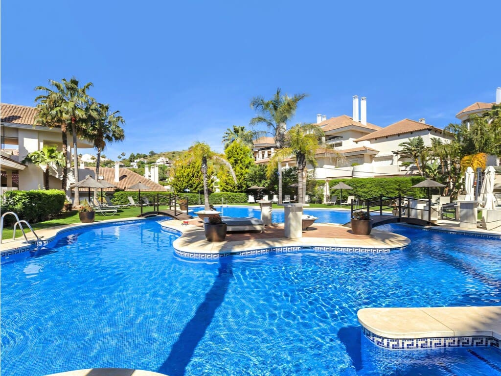 2 sovrum Lägenhet till salu i Nueva Andalucia med pool garage - 475 000 € (Ref: 9807770)