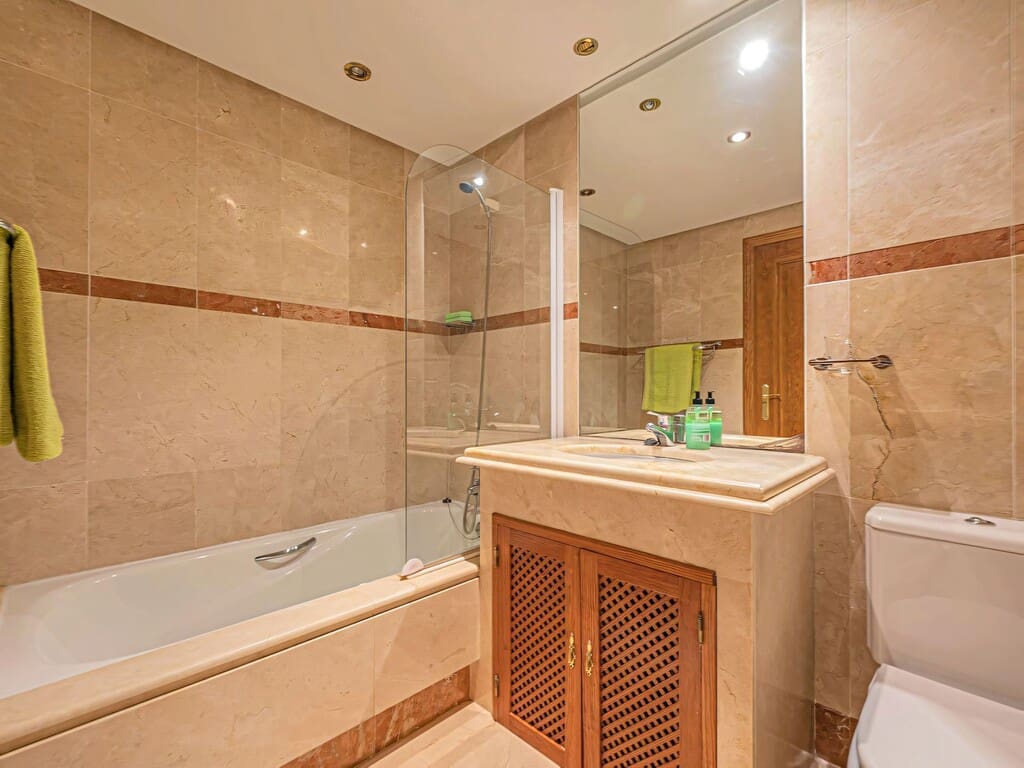 3 sypialnia Apartament na sprzedaż w New Golden Mile z basenem garażem - 715 000 € (Ref: 9807771)