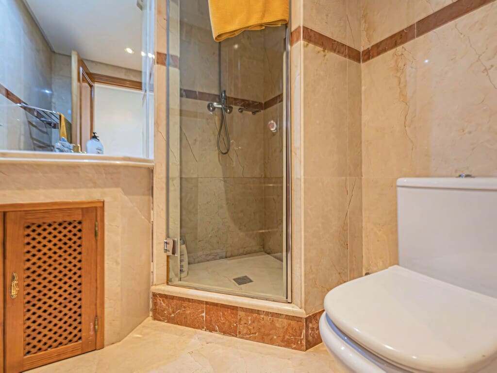 3 sypialnia Apartament na sprzedaż w New Golden Mile z basenem garażem - 715 000 € (Ref: 9807771)